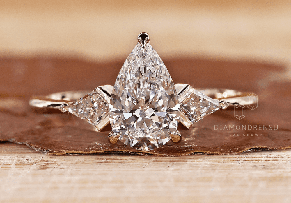 Pear-shaped diamond engagement ring
