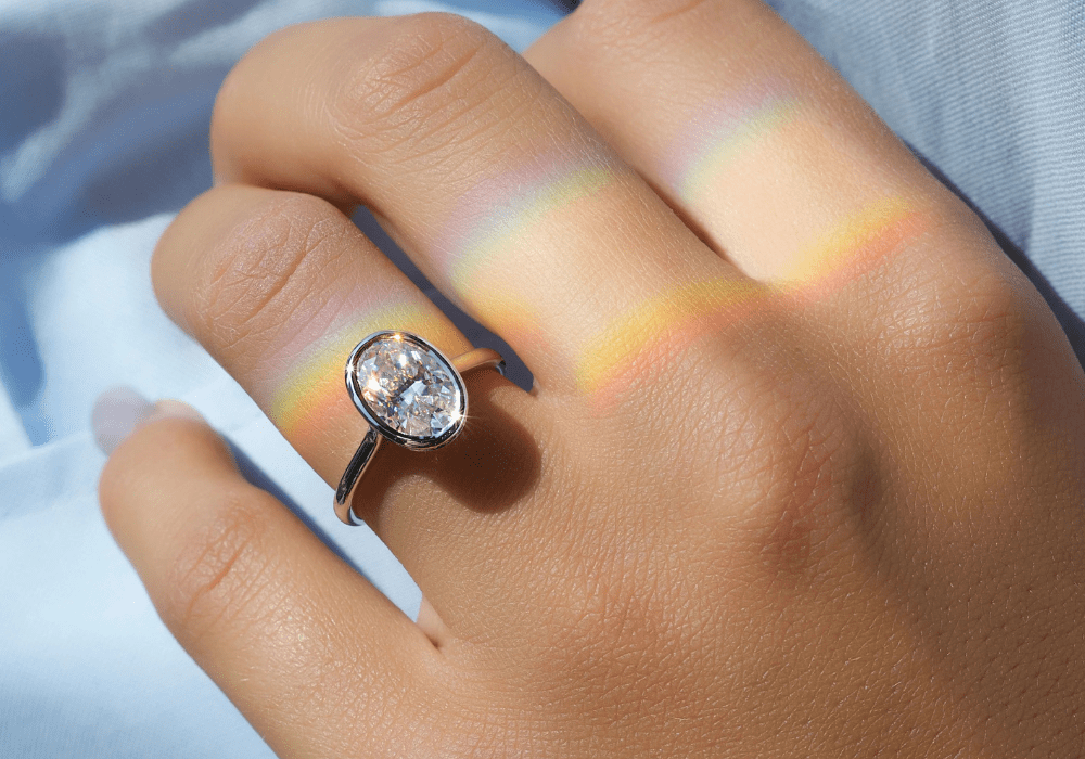 Bezel engagement ring setting with smooth metal rim