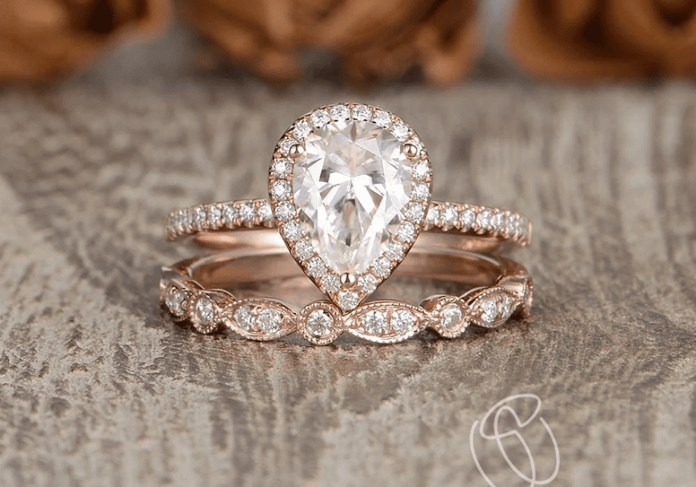 Romantic pear-shaped diamond engagement ring in rose gold