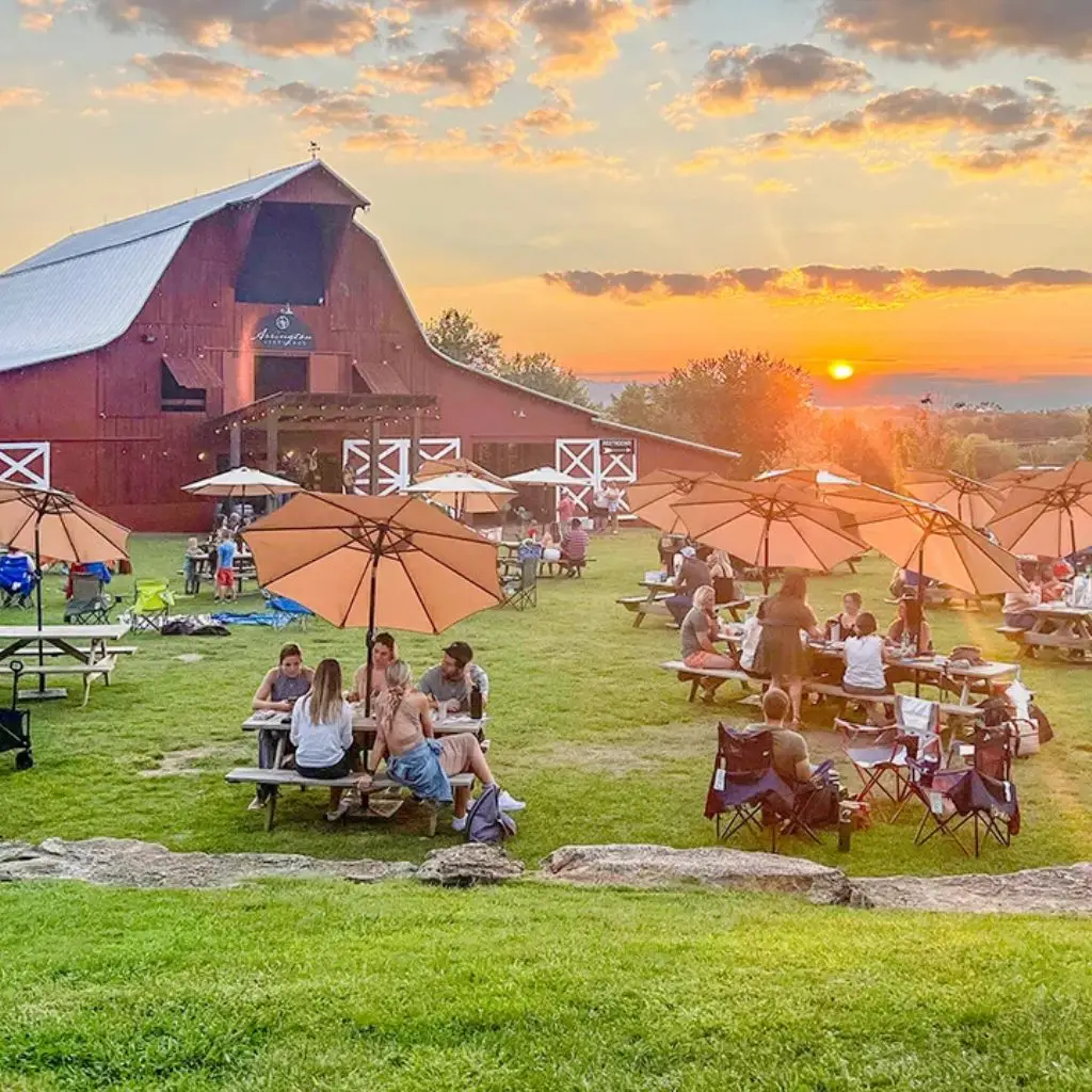 Arrington Vineyards romantic mini moon near Nashville