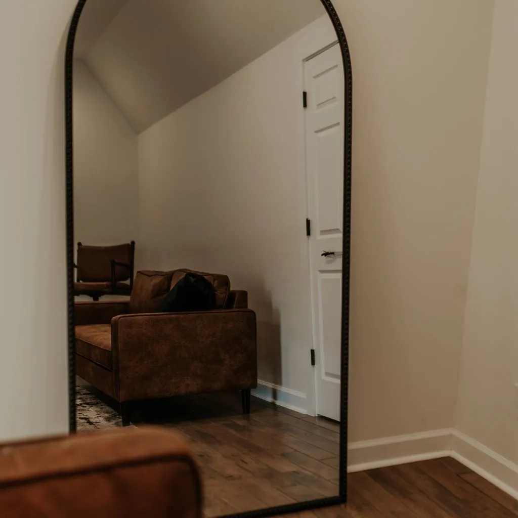 Full-length mirror and leather seating in the groom’s suite at Grahams Estate Gallatin TN