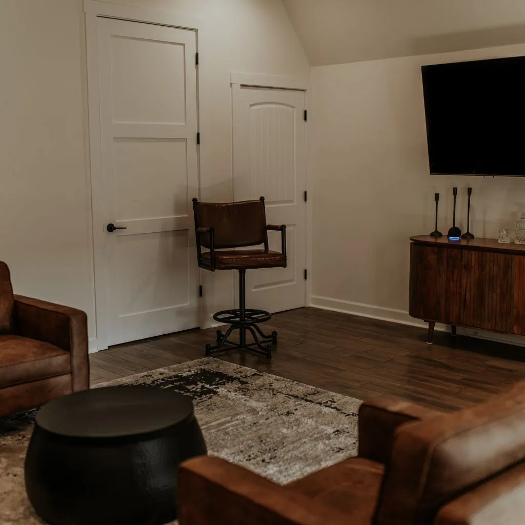 Groom’s suite leather chair and lounge area at Grahams Estate in Gallatin TN