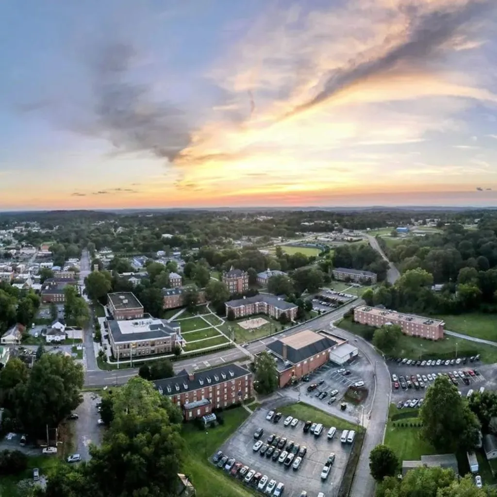 Outdoor wedding venue near Athens Tennessee at Grahams Estate