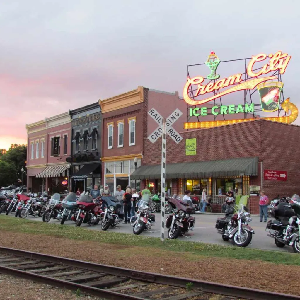 Scenic wedding venue near Cookeville Tennessee at Grahams Estate