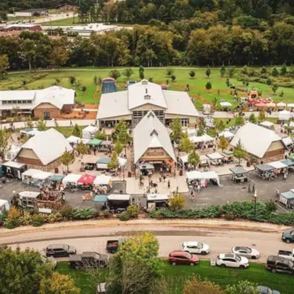Scenic wedding venue near Ooltewah Tennessee at Grahams Estate